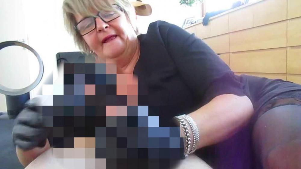 Handjob mit Lederhandschuhen