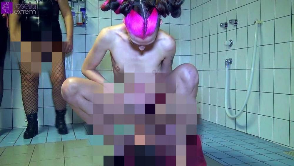 3 Dominas pissen und rotzen einem Sklaven extrem ins Maul, mit harter Wasserschlauch Torture!