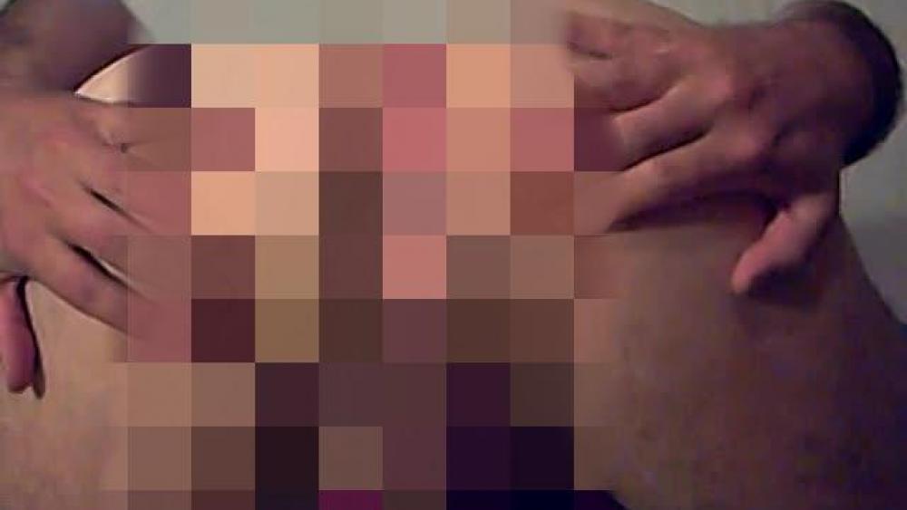 Pobacken auseinanderziehen und wichsen