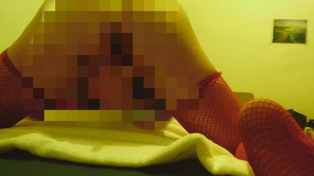 Fingerfick in roten Netzstrümpfen
