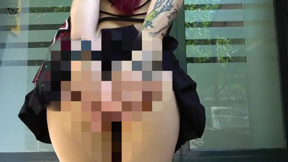 PUBLIC Piss mitten im Grünen