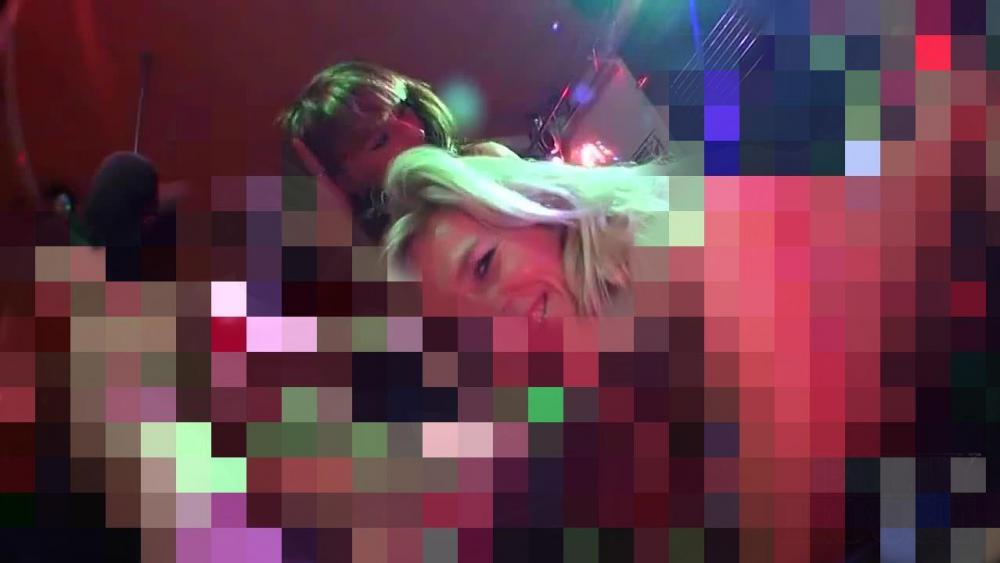 zwei milf luder auf der tanzfläche gefickt und vollgewichst