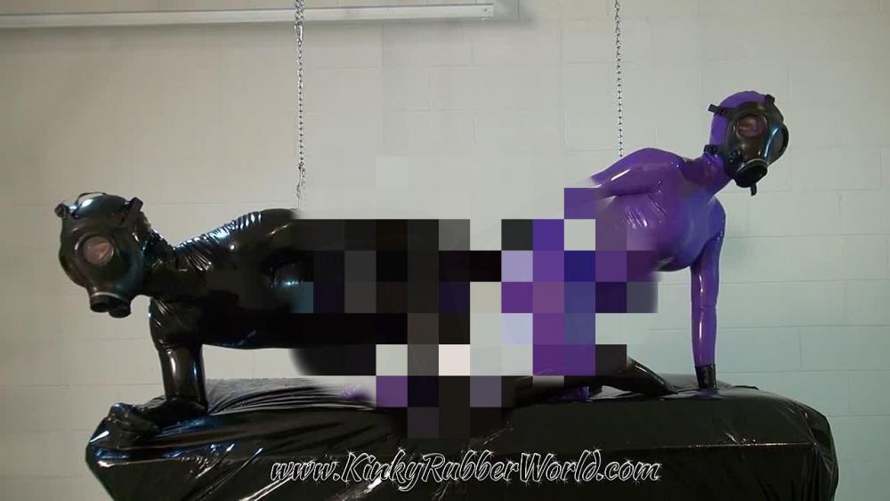 Latex Lara und Rubberboy teilen den Doppeldildo