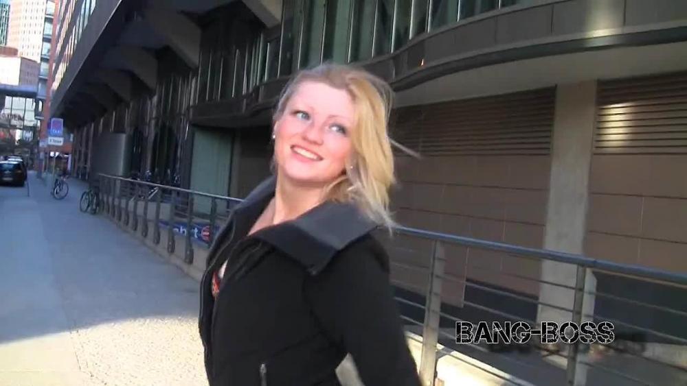 Blonde Schlampe PUBLIC am Potsdamer Platz gefickt