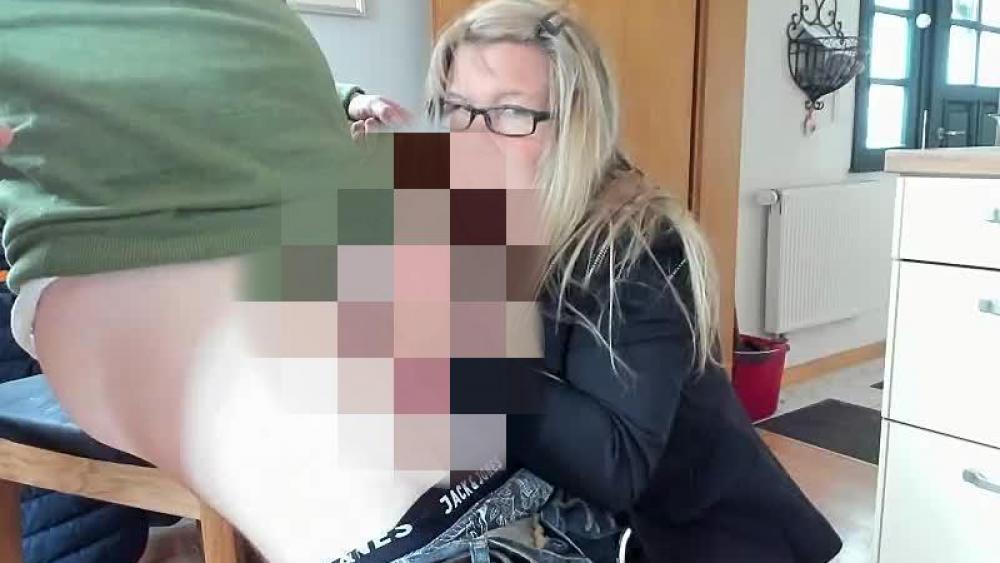 Der Klassenlehrerin seines Sohnes auf die Brille gewichst !
