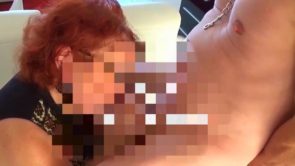 Sklave wird von Herrin und Zofe benutzt – 3. Der Blowjob