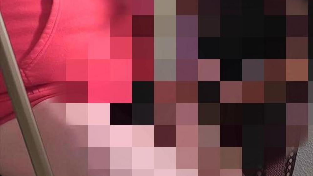 satter CumShot auf kleine Titten – volle Länge