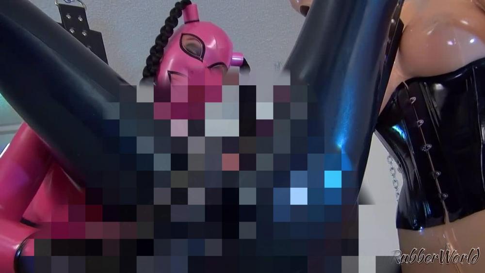 Dildo Spiele für das schüchterne Latexgirl