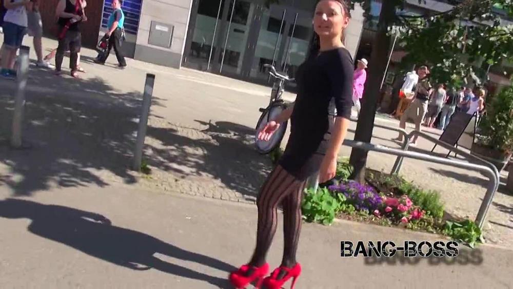 Notgeile Kellnerin public ausgenutzt