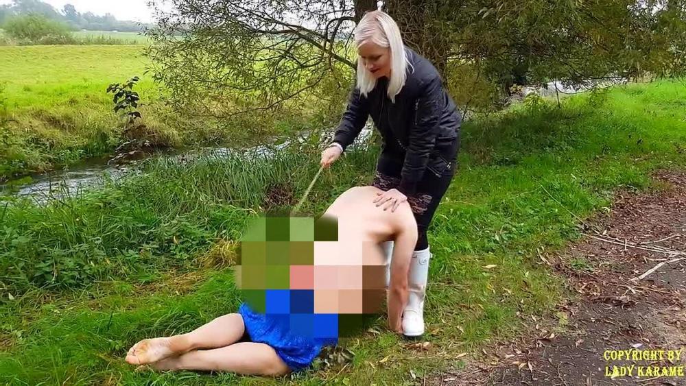 Ballbusting in Gummistiefeln!