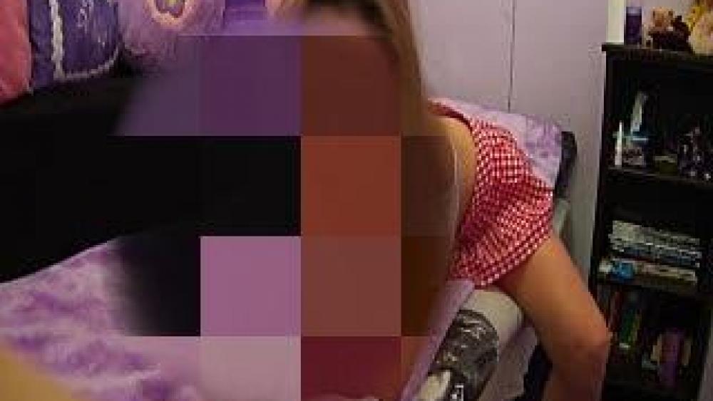 Mit Sneakers & Dildo zum Orgasmus Teil 2