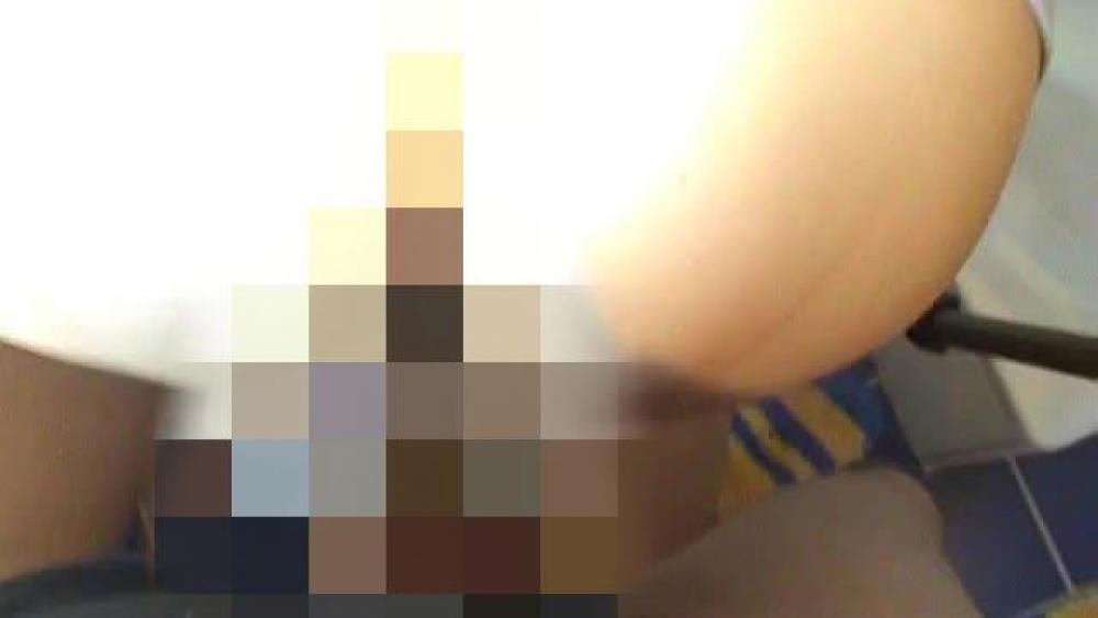 Im Badezimmer ins Gesicht gespritzt