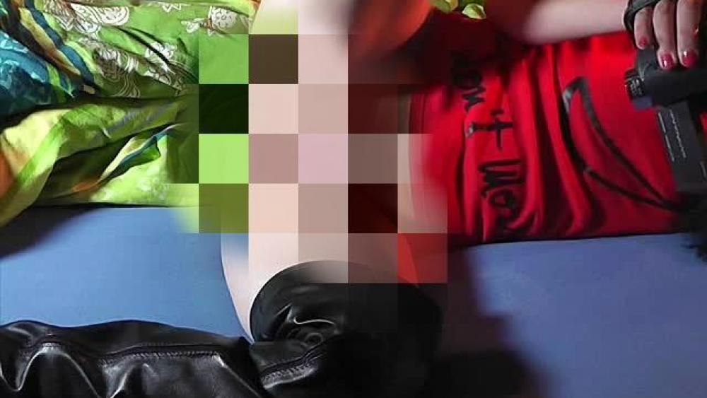 Auf die Lederstiefel gespritzt – volle Länge