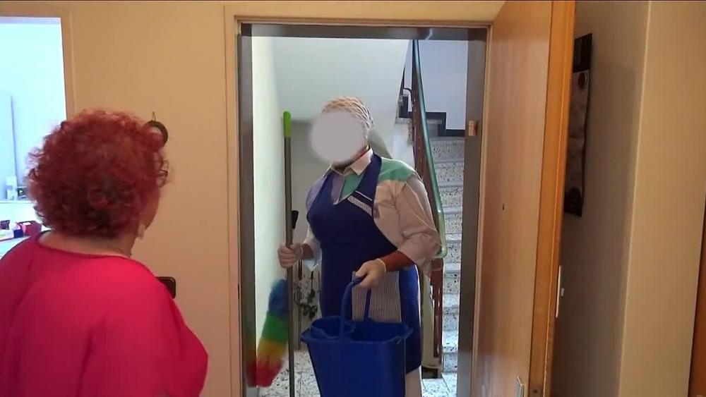 Hausmagd Claudia erscheint zum Dienst