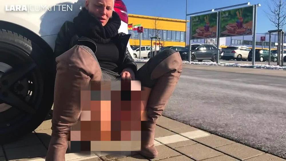 Mitten auf dem IK*A Parkplatz | Public PISS nach dem shoppen