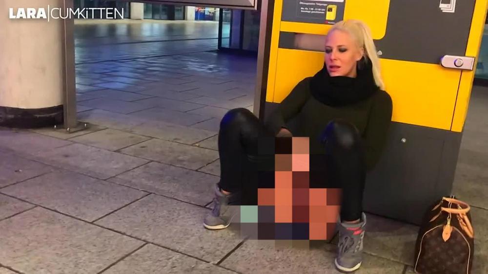 MEGA PUBLIC PISS | mitten in der Einkaufs Passage