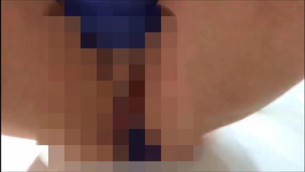 Wildes Stöhnen beim Dildo abreiten