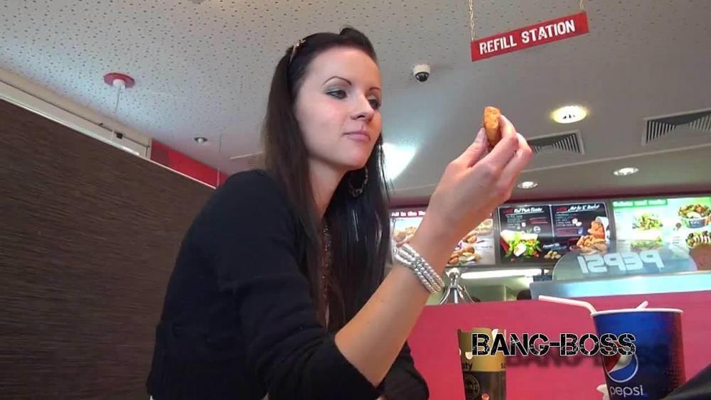 Model im Fastfood Laden gefickt