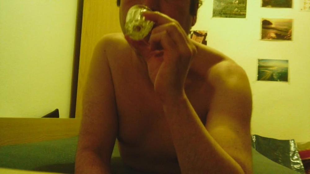 Abspritzen in ein Schnapsglas von hinten