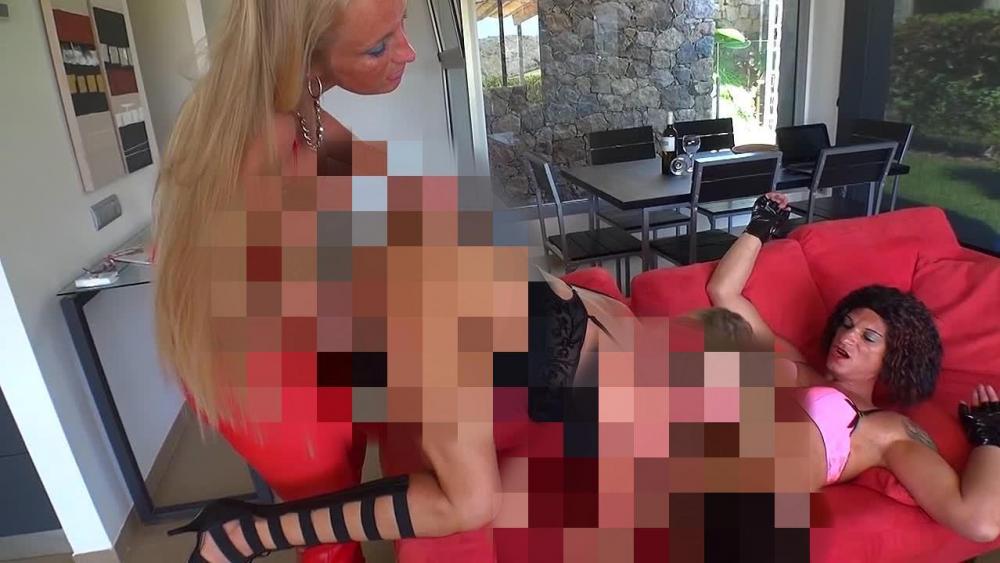 Strapon gefickte Sperma Milf
