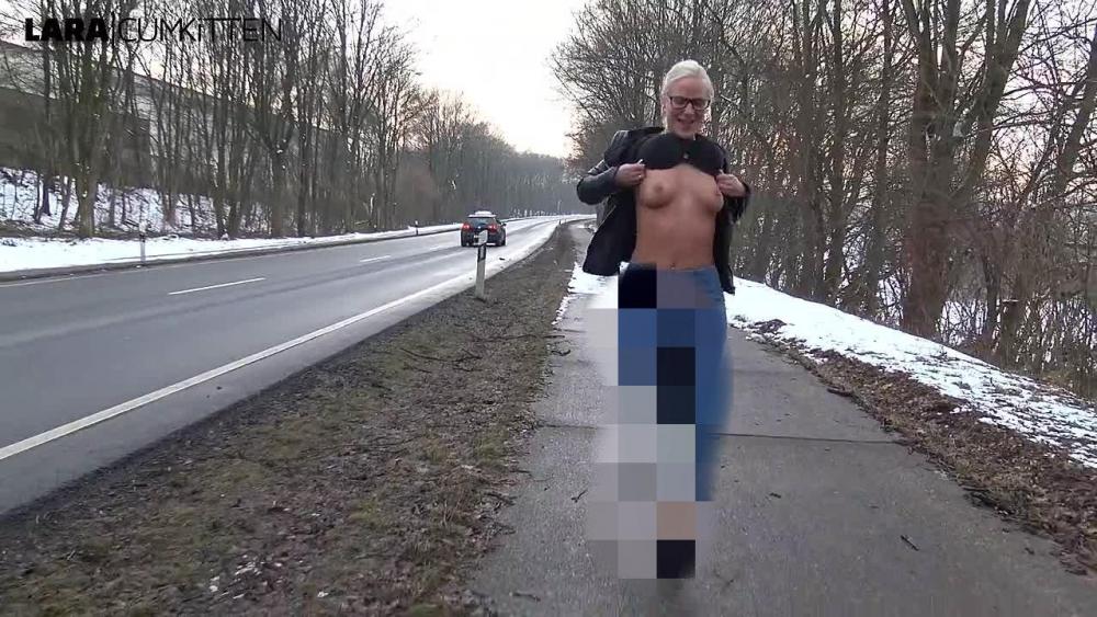 EXTREM PUBLIC JEANS PISS | Öffentlich an der Hauptstraße eingepisst