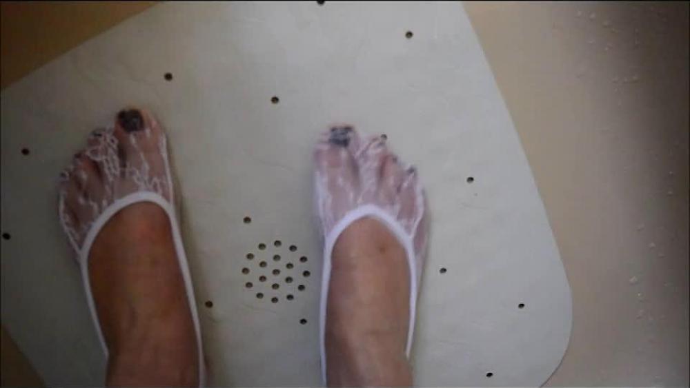 Luder pisst auf weisse Spitzen Söckchen sehr geil