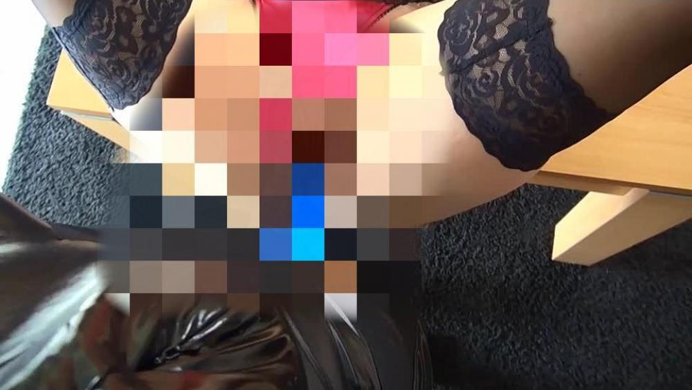 Notgeile Freundin fickt mich mit Strapon….