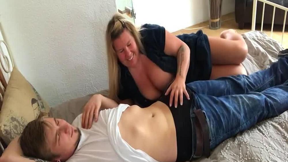Schulfreund vom Stiefsohn 19J. chillt bei uns.. FACIAL CUM