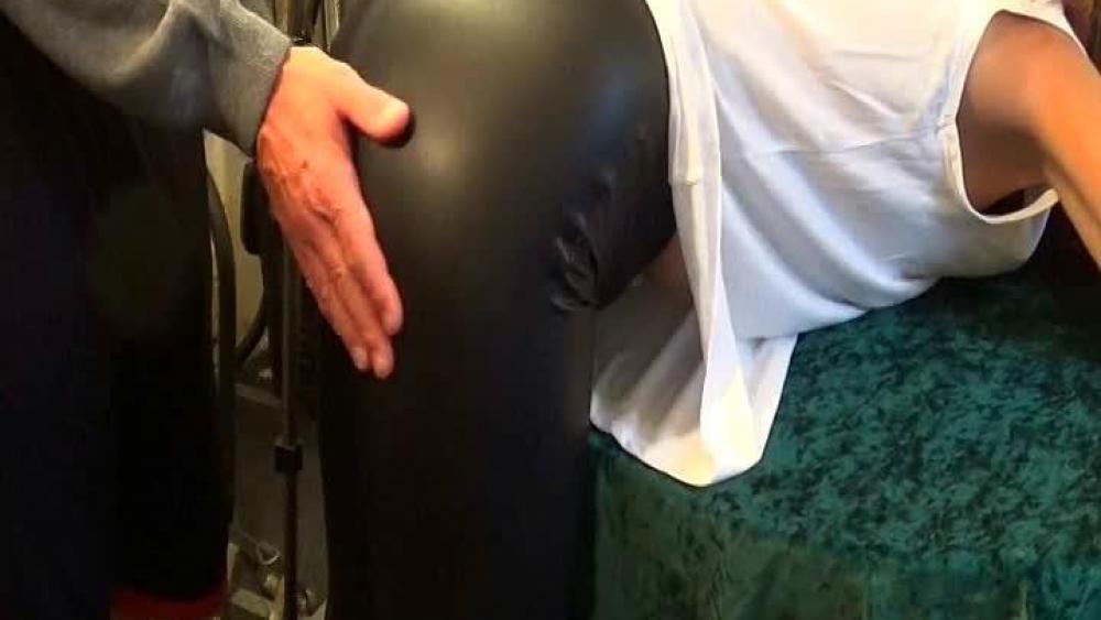 Schwarze enge Lederleggins – Vollversion mit Cumshot