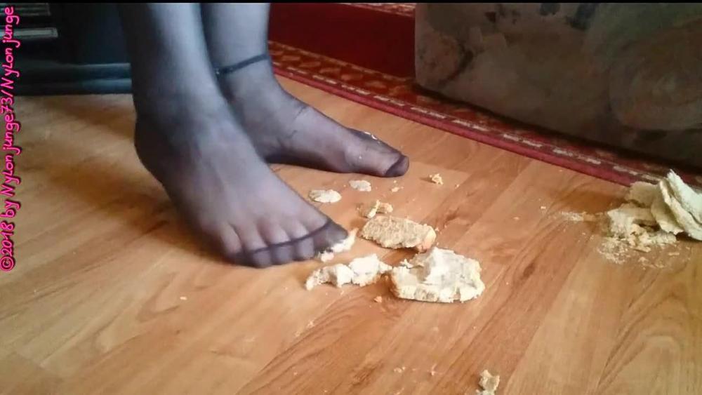 Toast Scheiben mit Füße in FSH zertreten ** Nylon Crush **
