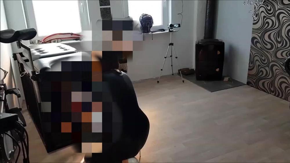 Sklavin diszipliniert mit Strapon