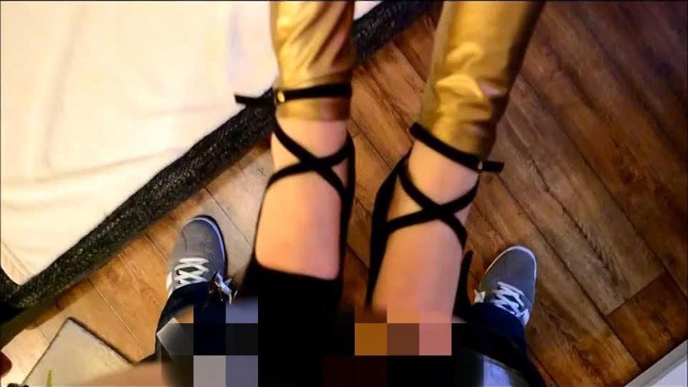 Schnell auf den geilen Wetlook Legginarsch gewichst