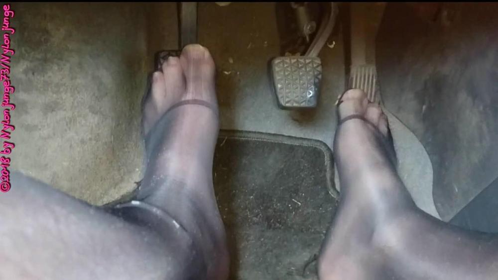 Warten an der Bahnschranke ** Nylonfeet **