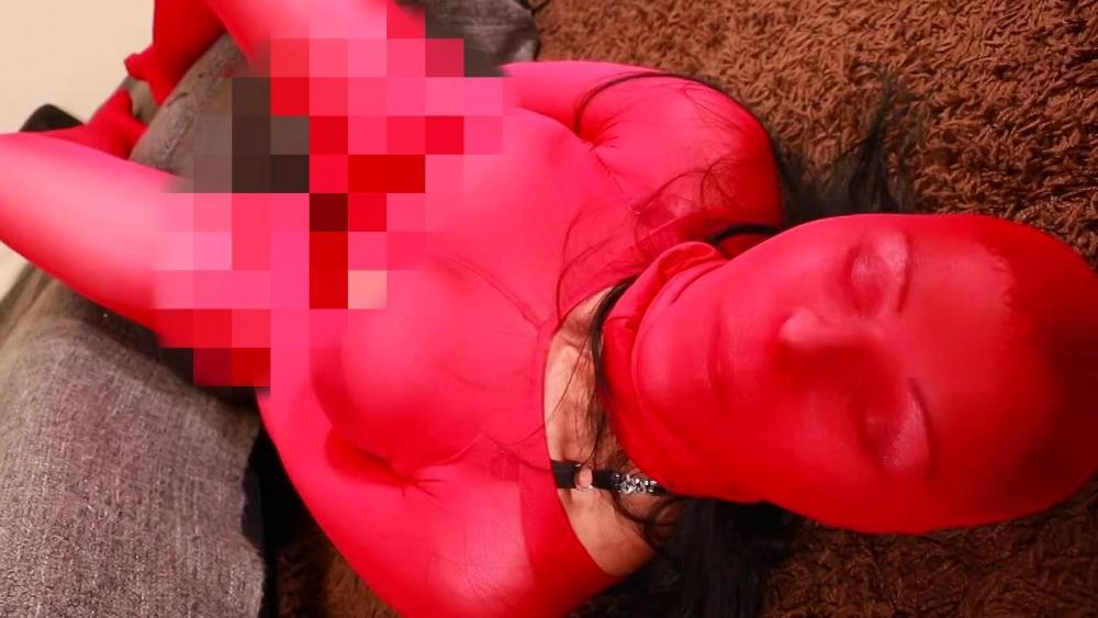 Fotze im roten Nylonencasement abgewichst