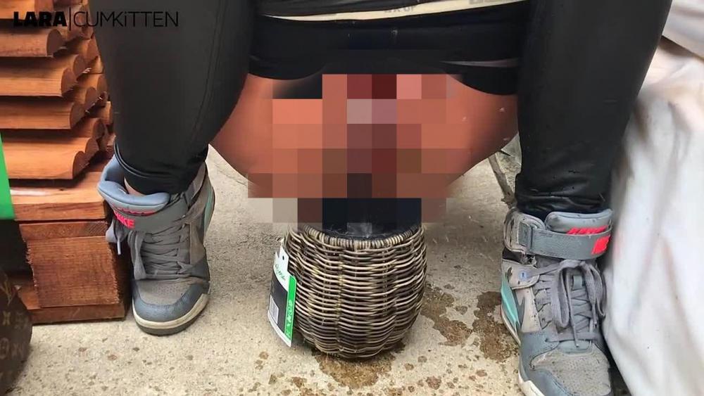 Public PISS im Baumarkt | Wer kauft den veredelten Blumentopf?