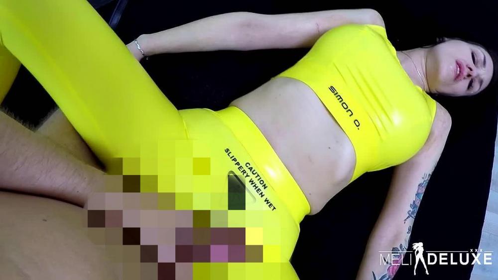 Latex Nymphomanin mit Sperma abgefüllt