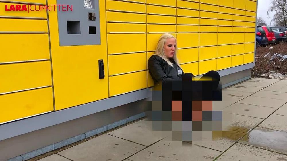 PUBLIC PISS | Dringende Notdurft vor der Paketstation