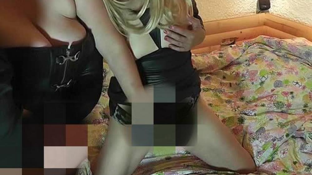 Carlos spritzt ihre grossen Titten voll – Dreiersex in voller Länge