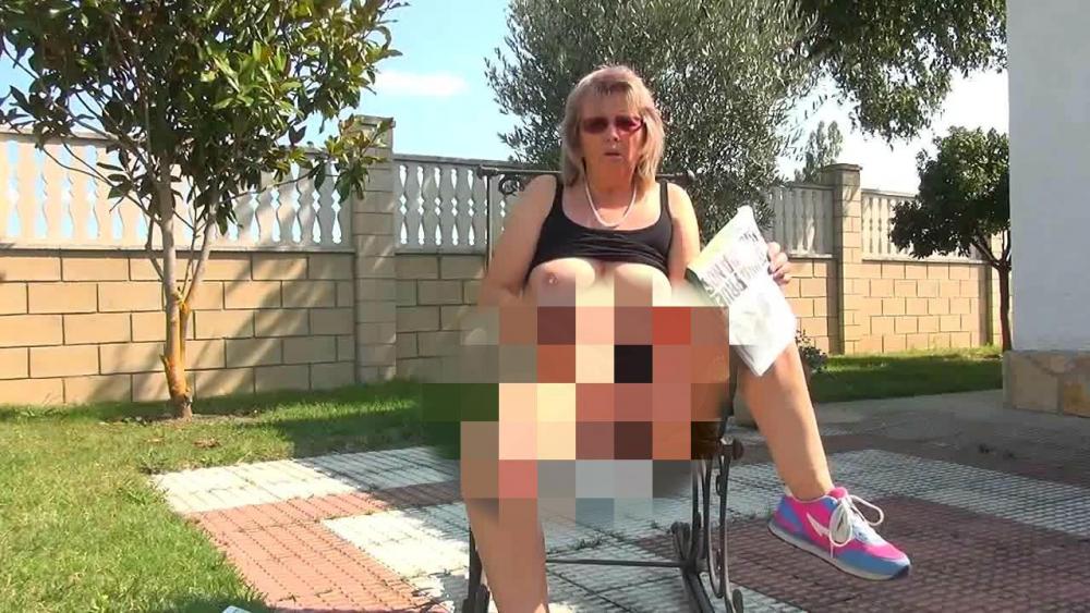 Zeitung lesen im Garten