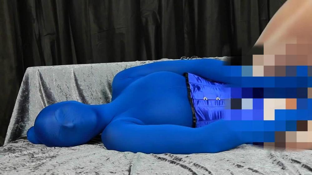 Geil im blauen Nylonencasement