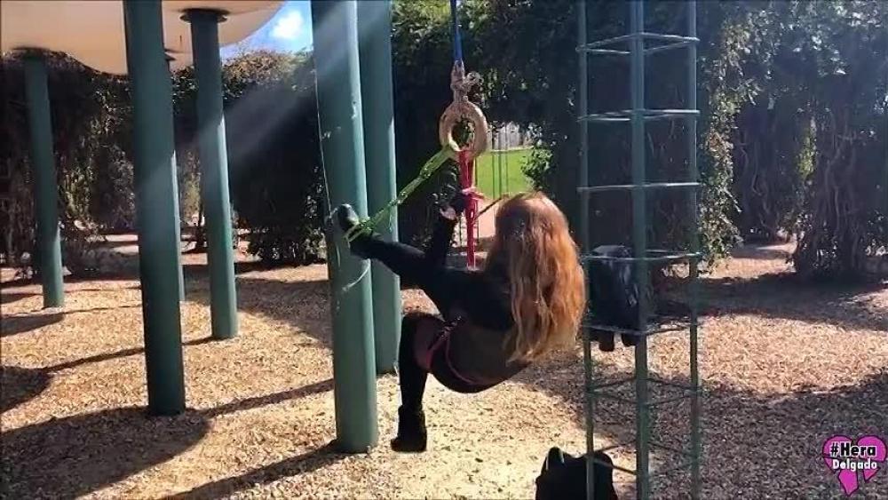 Öffentliche Selbstfesselung im Park