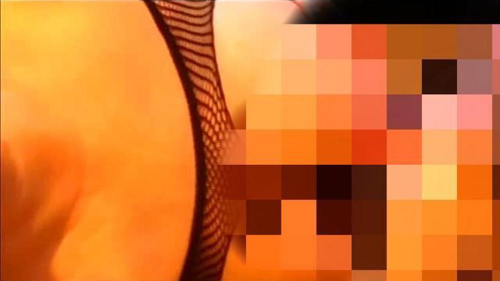 Tittenwichsen im schwarzen Catsuit wie geil so viel Sperma