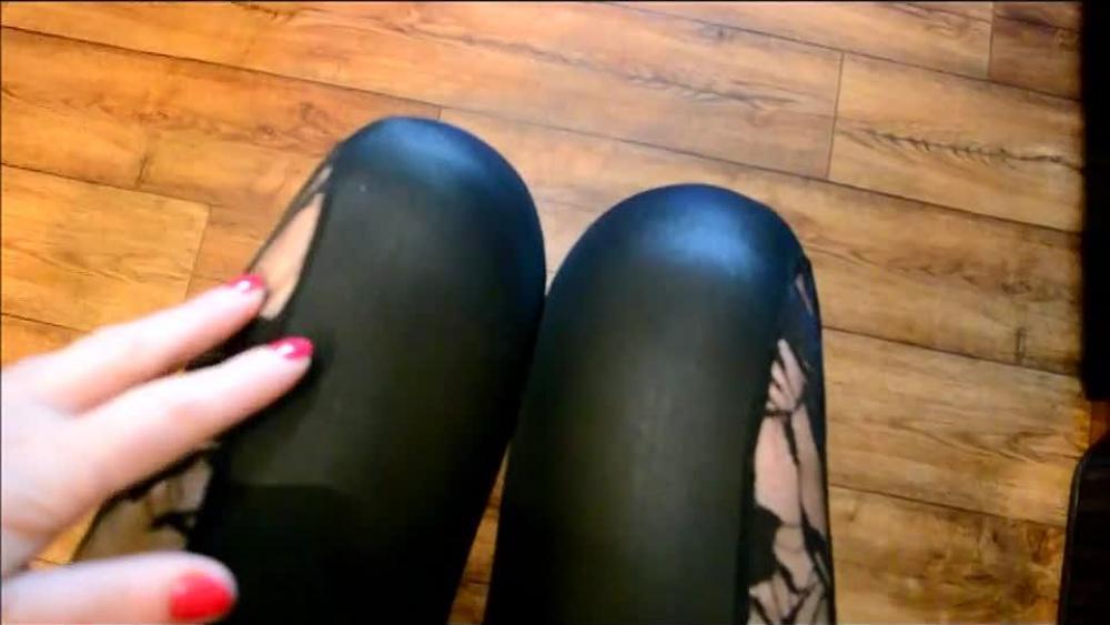 Luder in Lieblings Wetlook Leggin mit Spitze und geilen Heels pinke Nägel
