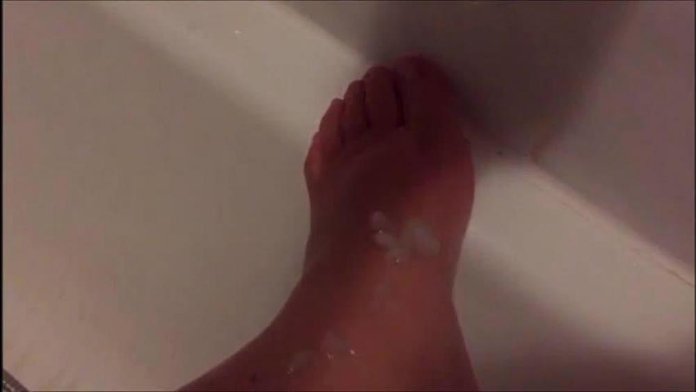Füße einschäumen und duschen