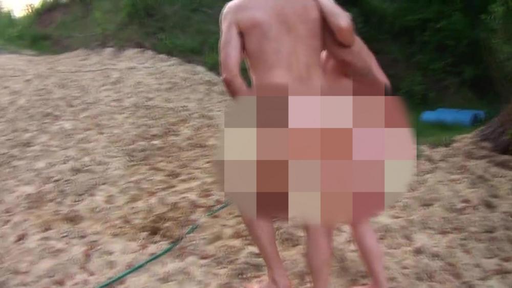 Nach dem Vollpissen wird gebadet, geblasen und die Eier extrem lang gezogen