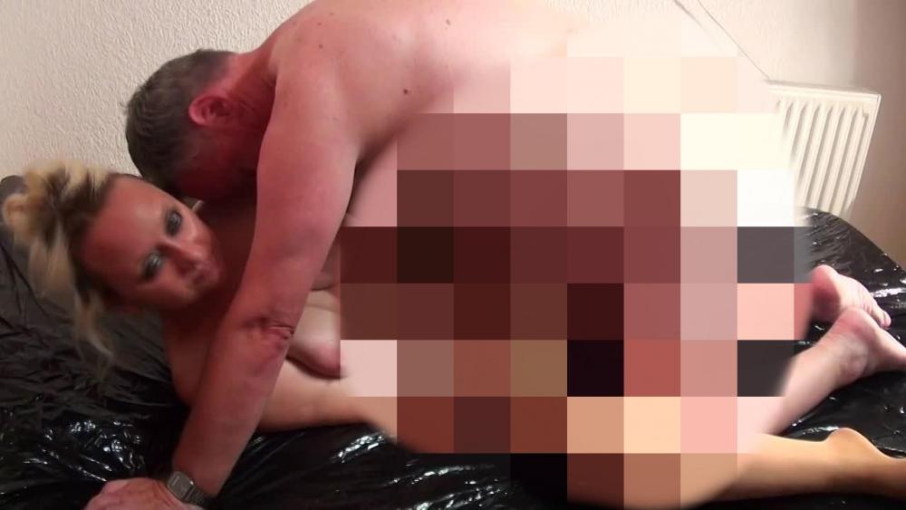 2 mal abgespritzt die Titten und Nylon Spermafontäne
