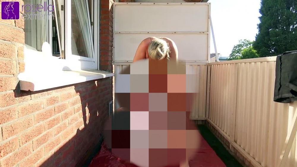 Ein Teeny und eine Milf, pissen sich, Outdoor, ins Maul!