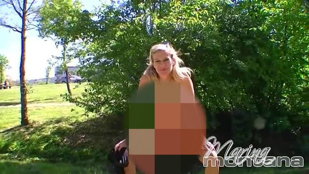 nackt hinter´n busch gepisst