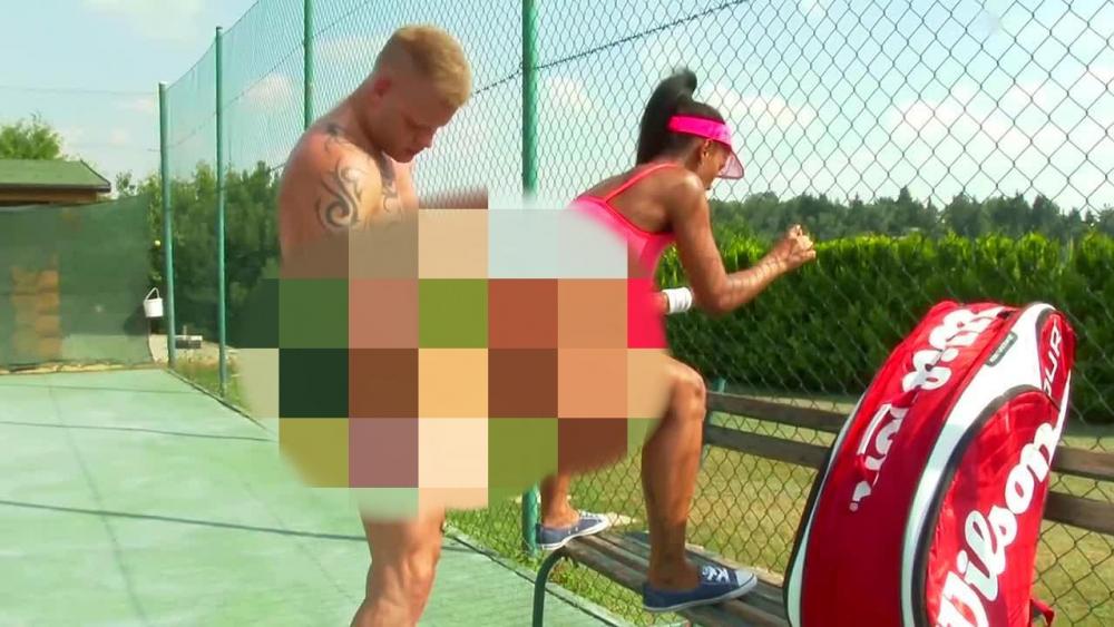 Public auf dem Tennisplatz! Mitten in die Fresse rein!