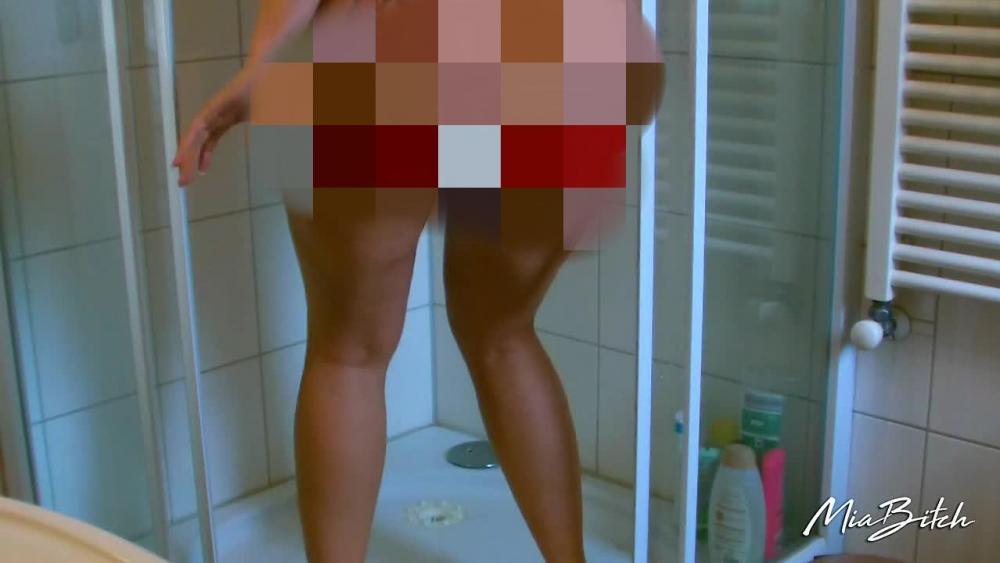 Deutsche Hausfrau pisst in ihre Tangas!